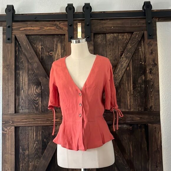 Re-named coral front button top width ties on sleeves - Picture 2 of 8